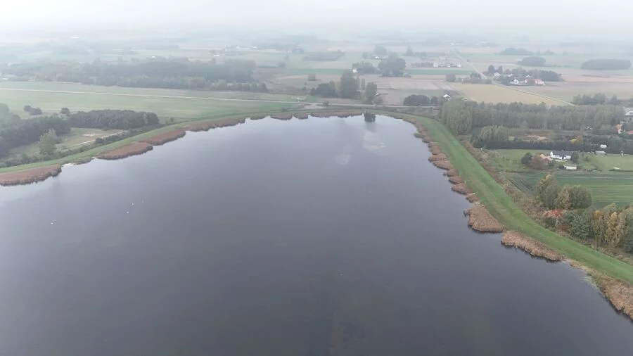 Twój azyl 150 m od wody – działka rekreacyjna z domkiem nad zalewem